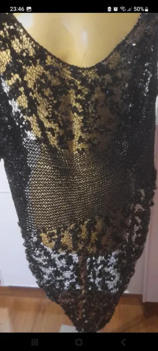 Chal de fiesta de hilo negro y plateado.