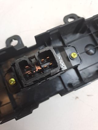 MANDO ELEVALUNAS DELANTERO DERECHO KIA NIRO