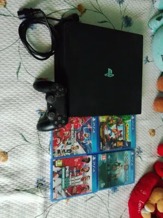 PS4 1TB + Mando + 4 Juegos