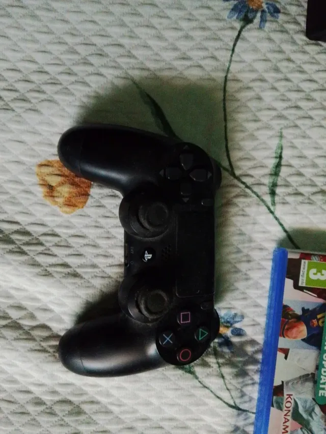 PS4 1TB + Mando + 4 Juegos