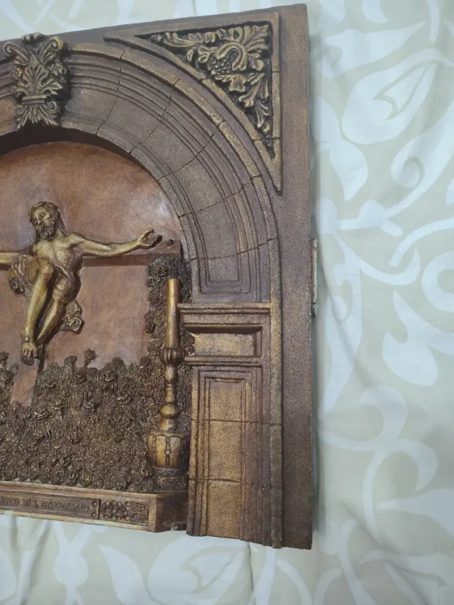 Antico quadro in gesso duro o pietra vulcanica pesante