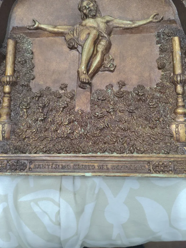 Antico quadro in gesso duro o pietra vulcanica pesante