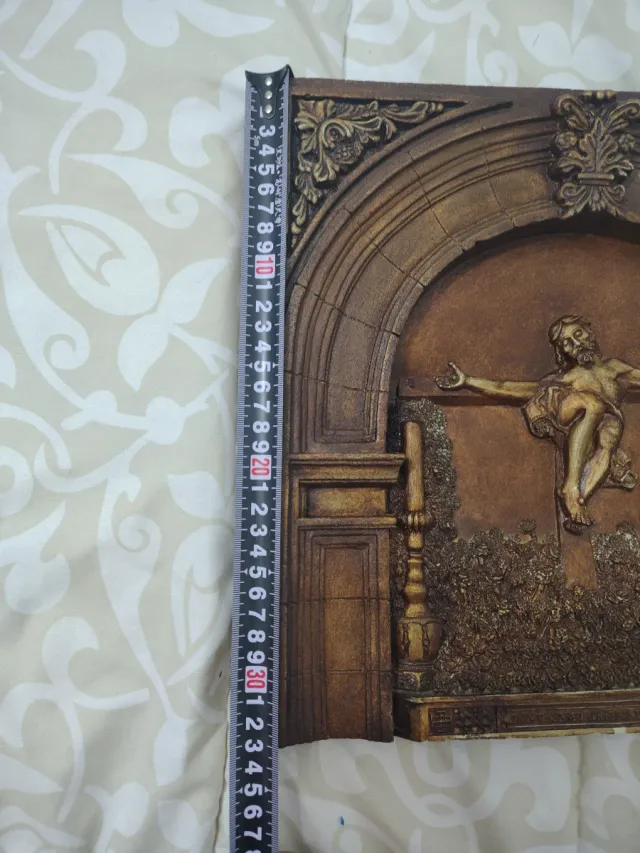 Antico quadro in gesso duro o pietra vulcanica pesante