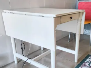 Mesa extensible de madera blanca