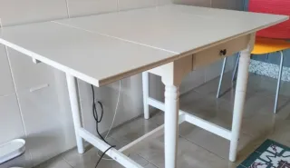 Mesa extensible de madera blanca