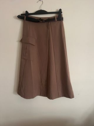 Falda midi marrón con cinturón