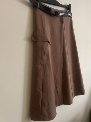 Falda midi marrón con cinturón