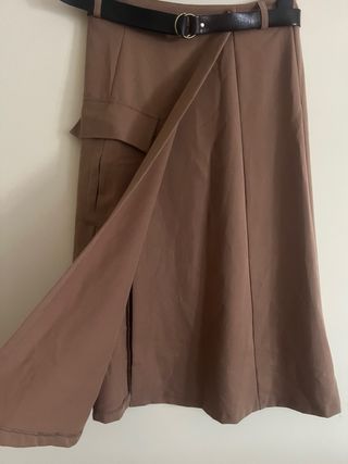 Falda midi marrón con cinturón