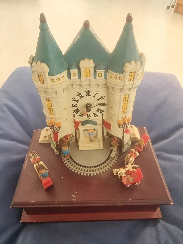 Reloj de Castillo con Tren