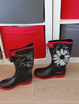 Botas de agua Desigual negras y rojas