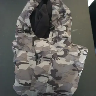 Ropa camuflaje gris y negra