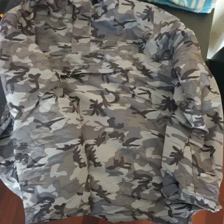 Ropa camuflaje gris y negra