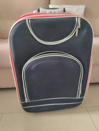 Maleta de viaje azul y roja