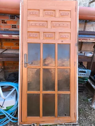 Puerta de madera con cristales