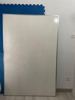 Pizarra blanca con marco de aluminio. 180x120