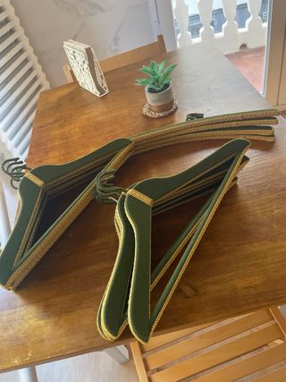 Perchas forradas verde y dorado