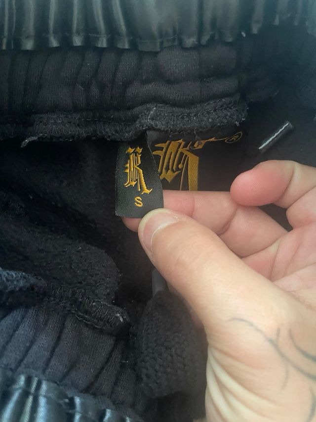 Chándal Negro con Detalles Dorados