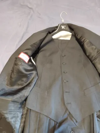 2 Trajes Antonio Domínguez y Emilio Tucci grises