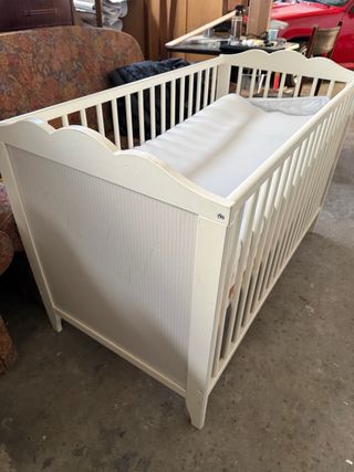 Cuna de bebé + bueble con bañera