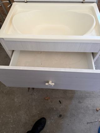 Cuna de bebé + bueble con bañera