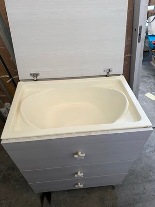 Cuna de bebé + bueble con bañera