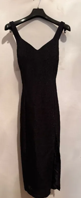 Vestido de fiesta negro con tirantes.