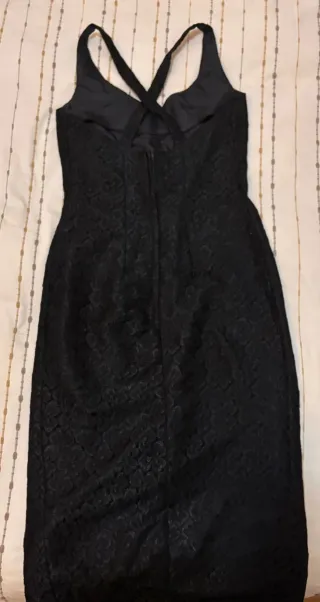 Vestido de fiesta negro con tirantes.