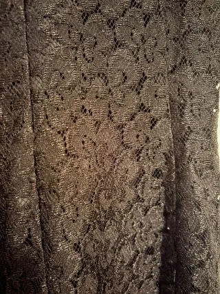 Vestido de fiesta negro con tirantes.