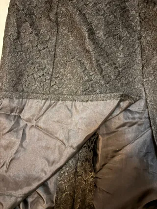 Vestido de fiesta negro con tirantes.