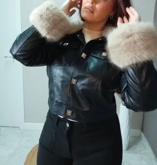 Chaqueta polipiel negra con pelo