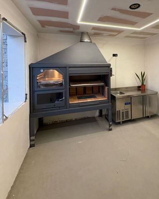 Barbecue a legna metallico con forno
