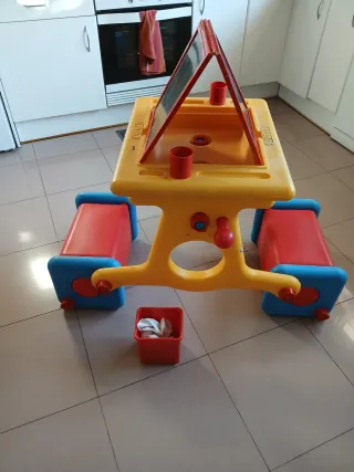 Pupitre infantil amarillo y rojo