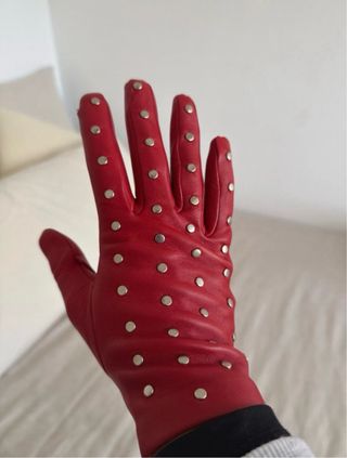 Guantes de piel rojos con tachuelas