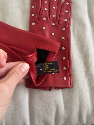 Guantes de piel rojos con tachuelas