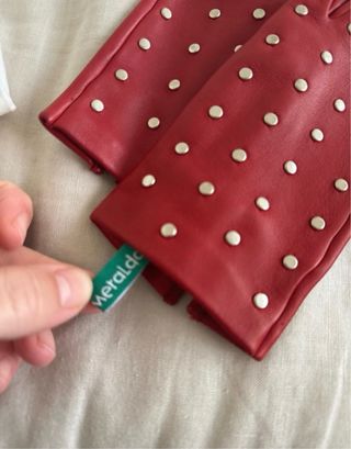Guantes de piel rojos con tachuelas