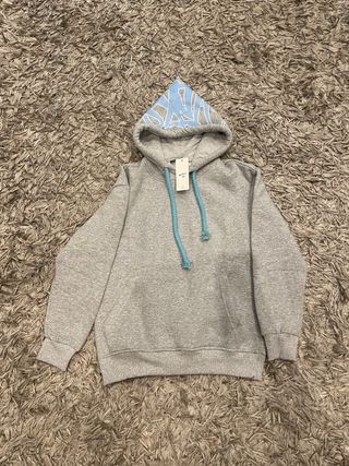 Sudadera Syna Gris con Diseño Azul