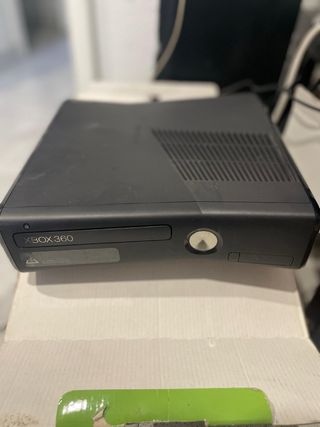Xbox 360 Negra con 3 Mandos y 5 Juegos