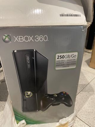 Xbox 360 Negra con 3 Mandos y 5 Juegos