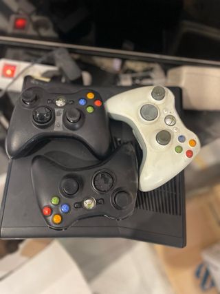 Xbox 360 Negra con 3 Mandos y 5 Juegos