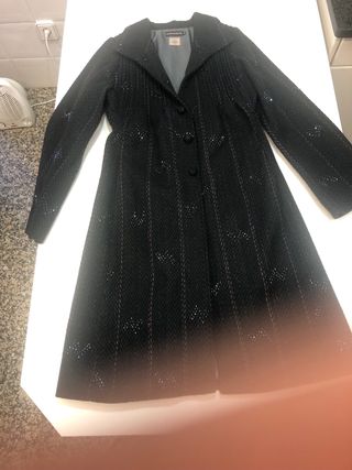 Abrigo Antonio Banderas Negro con Detalles Platead