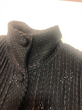 Abrigo Antonio Banderas Negro con Detalles Platead