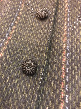 Abrigo Antonio Banderas Negro con Detalles Platead