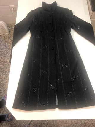 Abrigo Antonio Banderas Negro con Detalles Platead