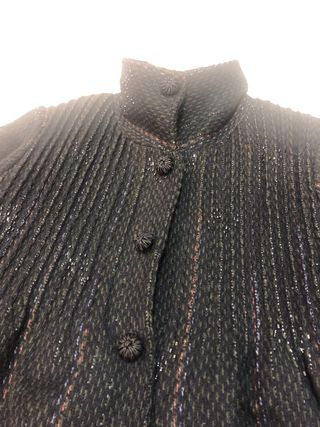 Abrigo Antonio Banderas Negro con Detalles Platead