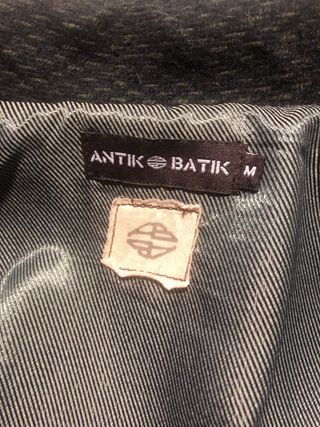 Abrigo Antonio Banderas Negro con Detalles Platead