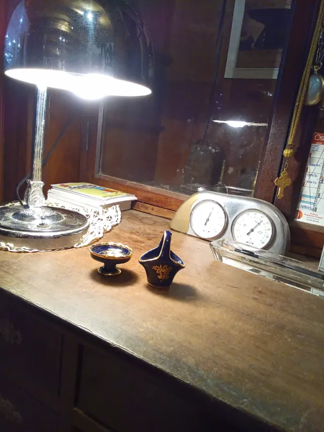 Miniaturas de porcelana azul y dorada