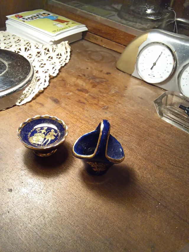 Miniaturas de porcelana azul y dorada