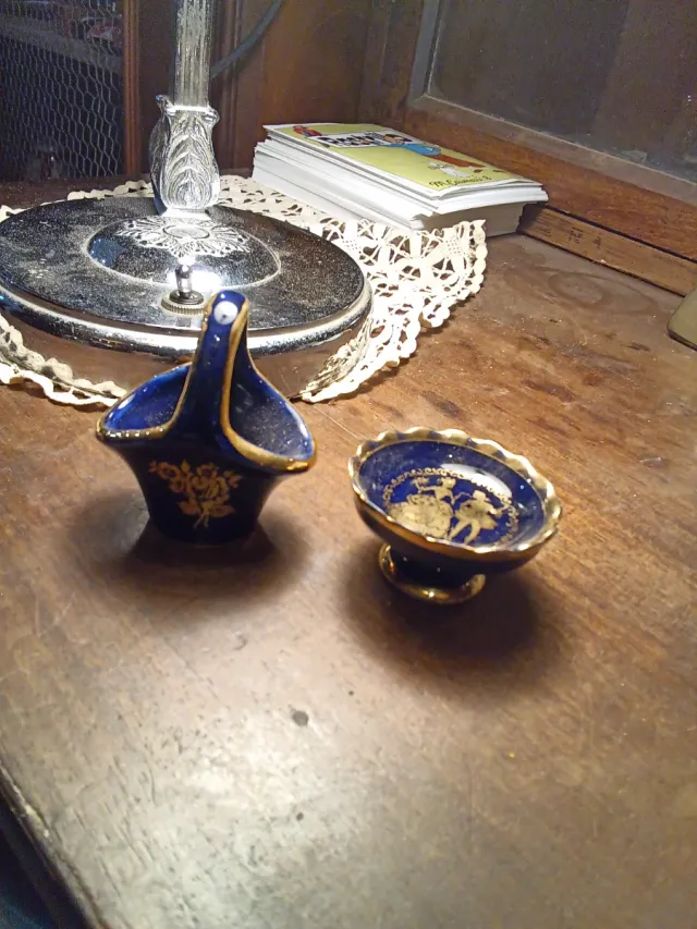 Miniaturas de porcelana azul y dorada