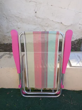 Silla de playa multicolor con detalles rosas