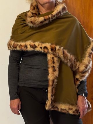 Chal lana camel con borde piel